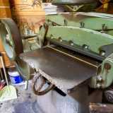 Ci mostra ad esempio un tagliacarte degli anni 50...